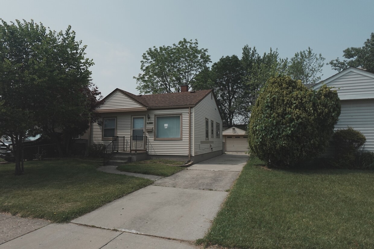 Primary Photo - 13407 Sherman Ave
