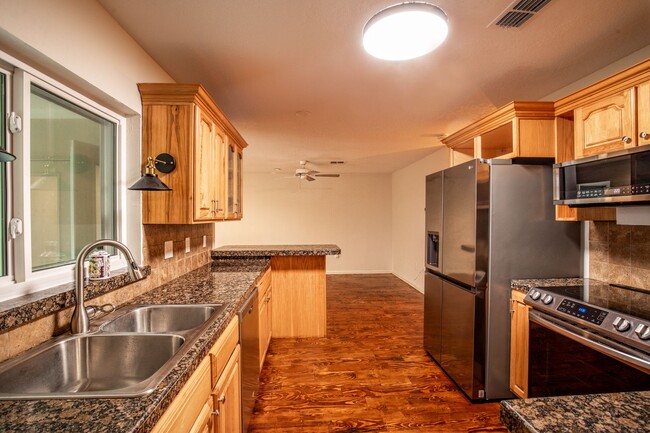 Foto del edificio - BEAUTIFUL 3 BEDROOMS SINGLE FAMILY HOME LO...