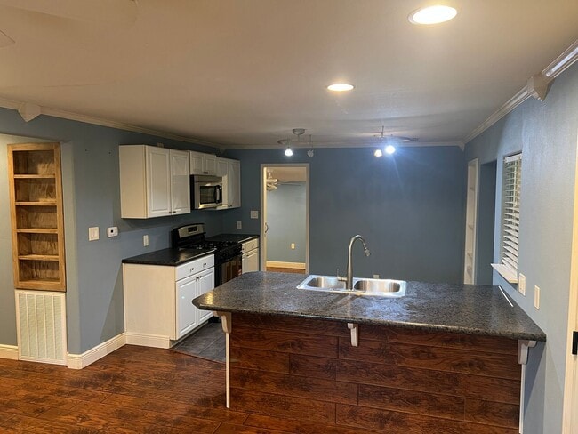Building Photo - 2 Bed 2 Bath Cottage