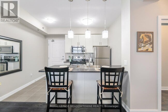 Photo du bâtiment - 406-2490 OLD BRONTE Rd