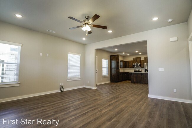 Building Photo - 4 br, 3.5 bath House - 712 N Salem Rd