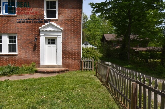 Building Photo - 2BD/1BA duplex-Walk to MTSU! Water & lawnc...
