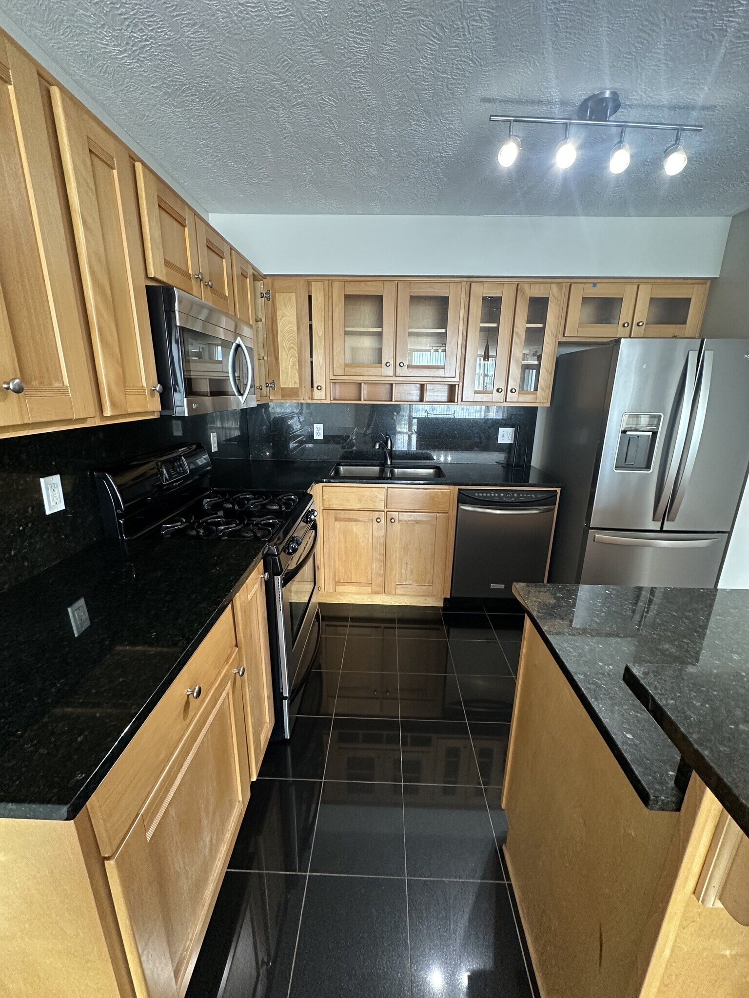 2222 Detroit Ave Cleveland, OH 44113 – photo 2