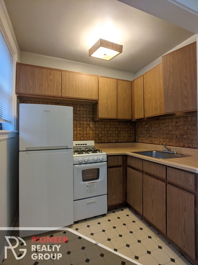 Building Photo - 737 W Belmont Ave