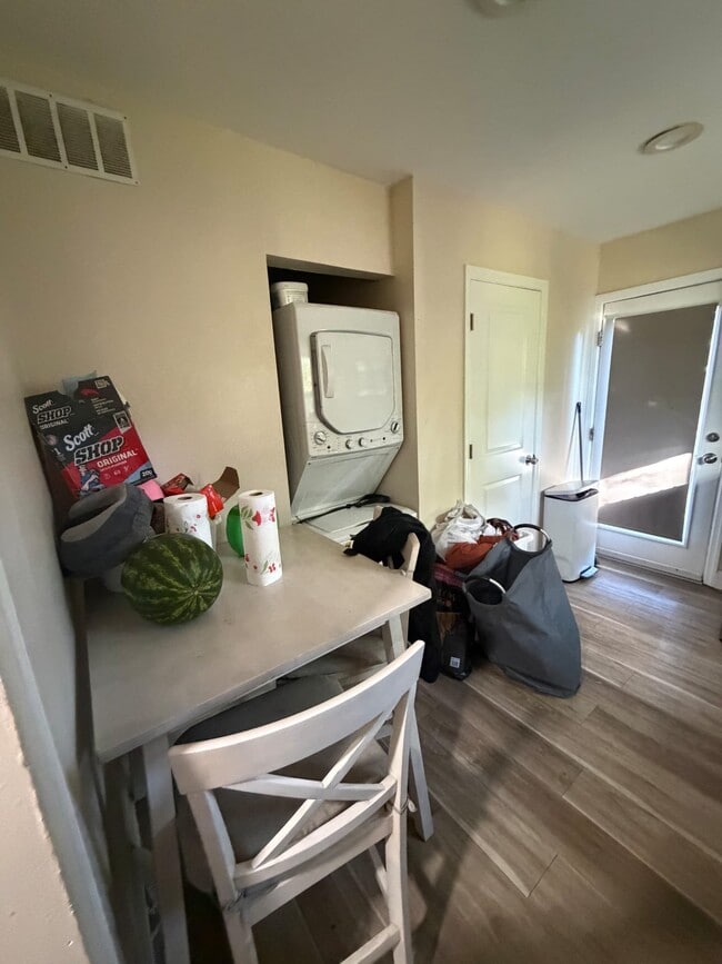 Building Photo - 408 Apple Dr