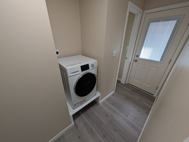 Foto del edificio - 407 Holiday Dr