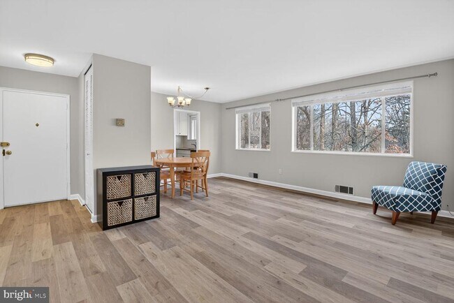 Foto del edificio - 10423 Montrose Ave