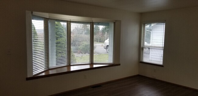 Hermoso ventanal - 10615 Hillsboro Dr NW