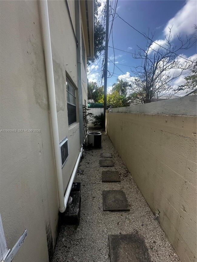 Building Photo - 2420 SW 34th Ave