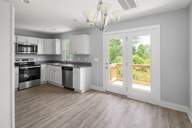 Building Photo - Beautiful Newer Townhome!