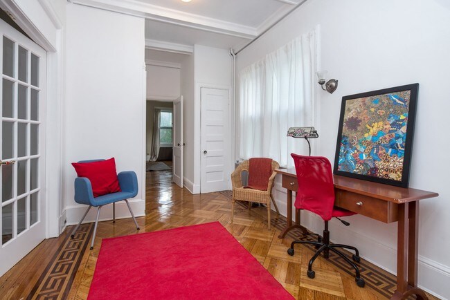 Building Photo - Massive Spacious One Bedroom Apartment in ...