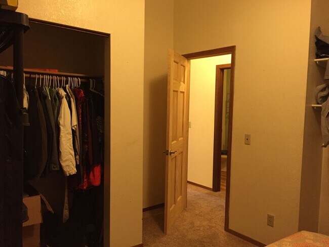 Foto del edificio - 2 Bedroom Condo, Pet's OK, Heat Included