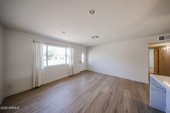 Foto del edificio - 7501 E Pierce St