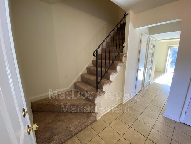 Foto del edificio - 53 Maple Dr