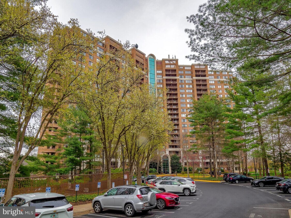 10101 Grosvenor Pl Unit 720, Rockville, MD 20852 Room for Rent in