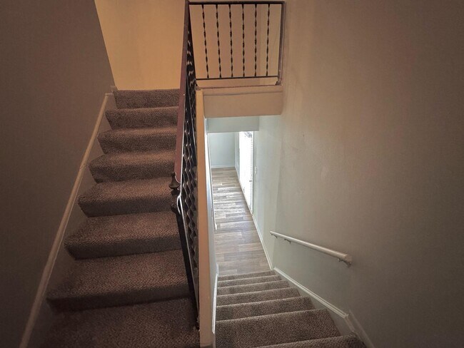 Descansillo de la escalera - Willow Creek Apartments