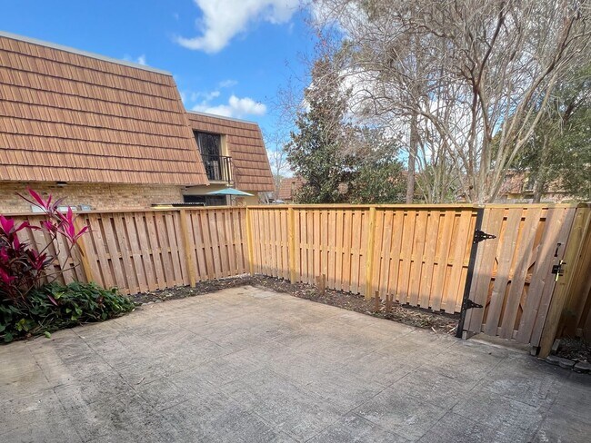 Foto del edificio - Two-Bedroom 2 story townhome- Prime location off Conroy near Millenia!!