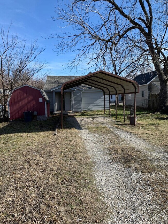 Building Photo - Adorable home in Joplin! 2 bedroom, 1 bathroom home with large living space, carport, and applian...