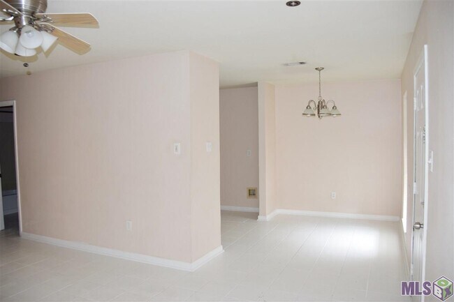 Building Photo - 8743 Aubin St