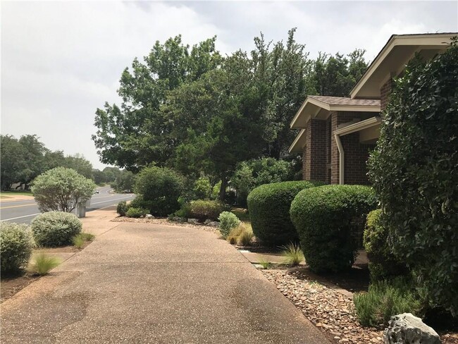 Building Photo - 9106 Bluegrass Dr