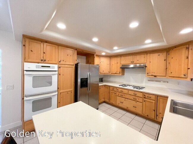 Building Photo - Beautiful 4 bedroom, 3 bath pool home in C...