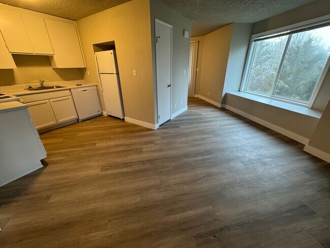 Building Photo - (951) 9th Street 6 plex Studio / 1 Bathroom