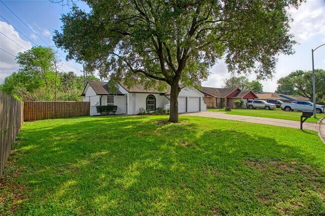 Foto del edificio - 7027 Log Hollow Dr