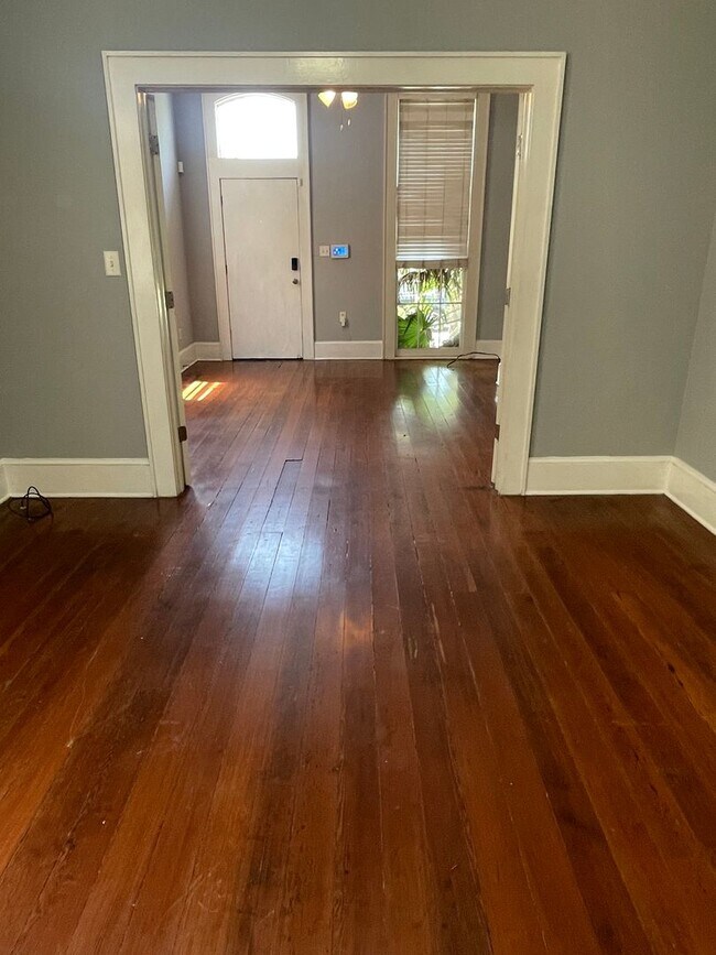 Foto del edificio - PRICE REDUCED! 1BD/1BA Shotgun with Laundry in Unit and Private Courtyard