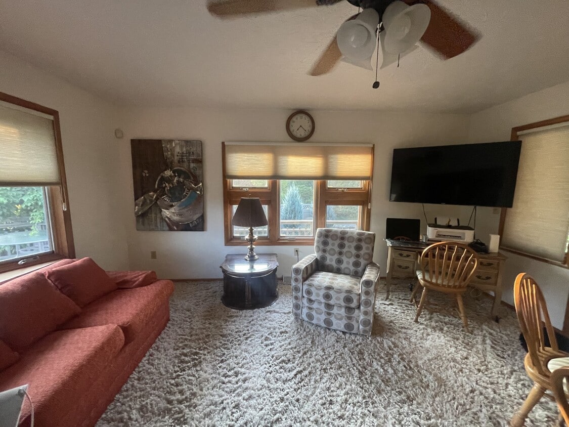Primary Photo - 100 Farm Ln