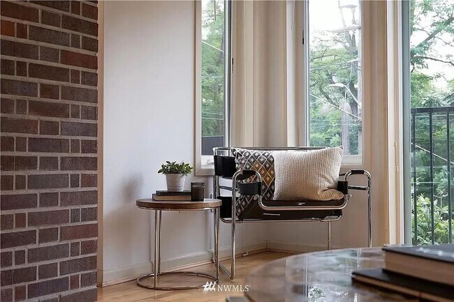 Foto del edificio - Beautiful 2 Bed / 2 Bath Condo in the Hear...