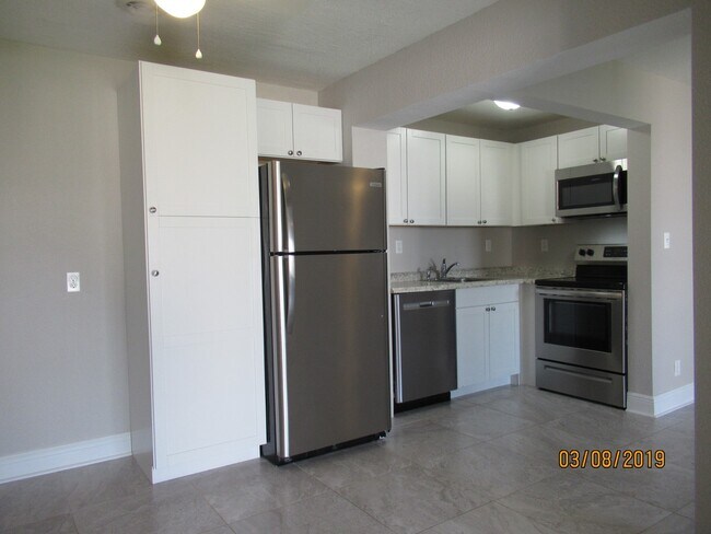Building Photo - 3330 S Peninsula Dr