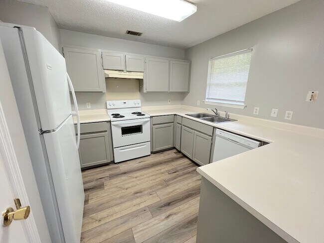 Building Photo - 3 BED | 2 BATH | NEWLY RENOVATED