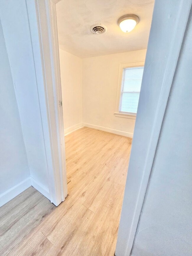 Photo - ***4 Bed RENOVATED house/ODU Students welcome! Granite countertops