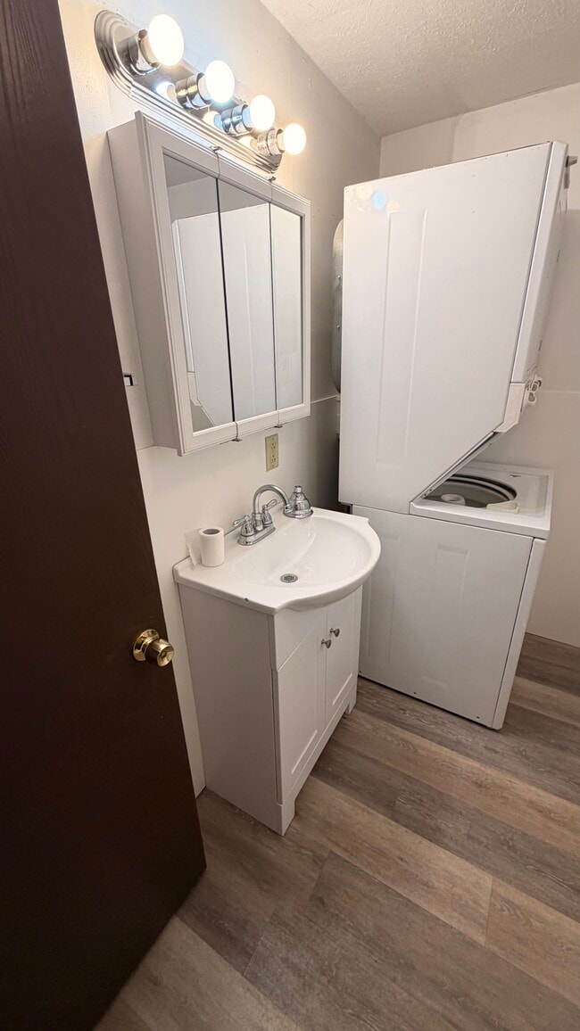 Building Photo - 483 W Perry St