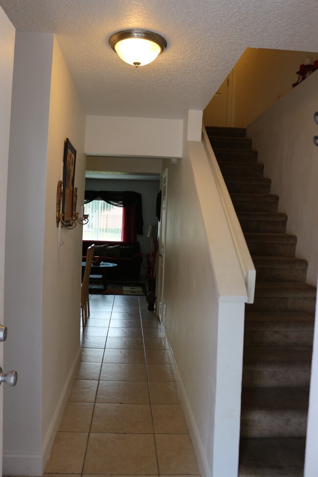 Townhouse - 291 Flower Ln