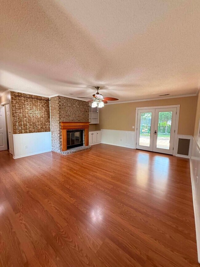 Building Photo - 300 E Kingswood Dr
