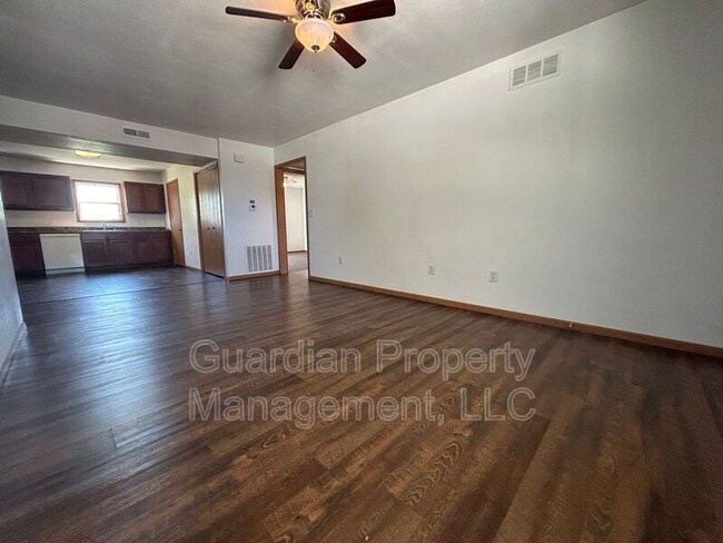 Foto del edificio - 324 E 4th St