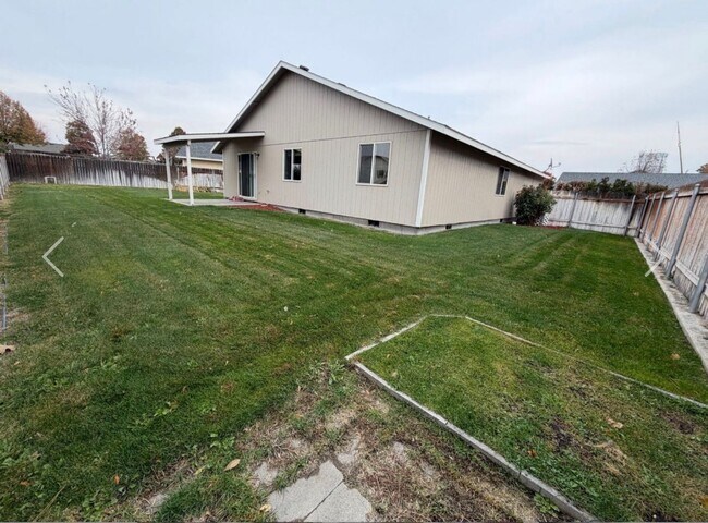 Building Photo - 3 bed|2 bath house with NEW PAINT & CARPET!