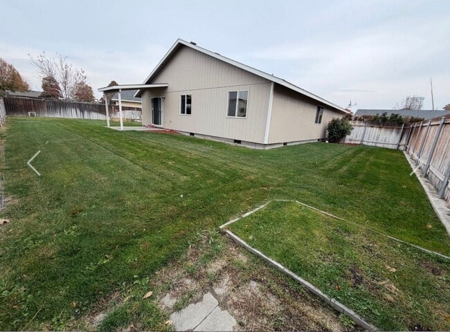 Foto del edificio - 3 bed|2 bath house with NEW PAINT & CARPET!