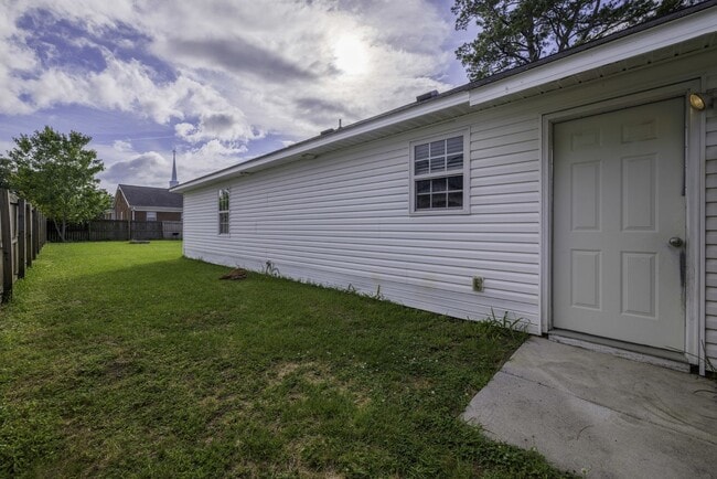 Foto del edificio - 3BR Home Near N. Marine Blvd with Fenced Backyard