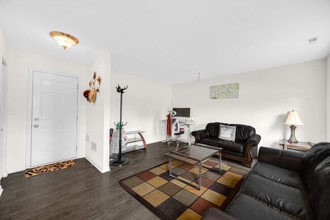 Foto del edificio - 57 Margaret Dr