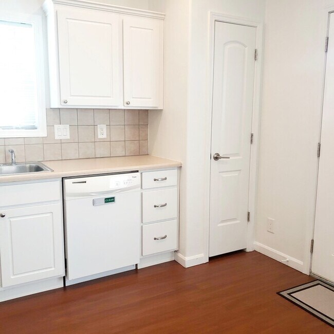 Building Photo - Modern Home Near Downtown Only $1,800!