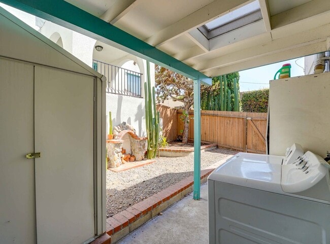 Building Photo - Albatross South