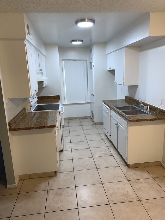 Kitchen - 4656 E Shields Ave