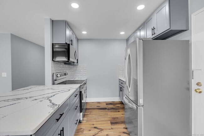 Building Photo - 52 Hills Ln