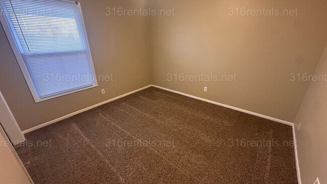 Foto del edificio - $825 - 2 bed 1 bath - Second floor Apartment