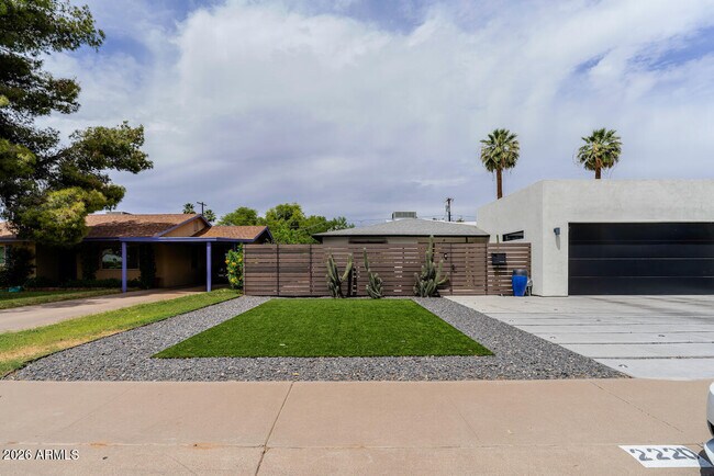 Foto del edificio - 2220 E Weldon Ave