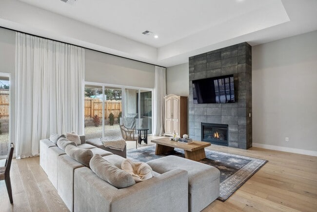 Foto del edificio - STUNNING AND MODERN Masterpiece!