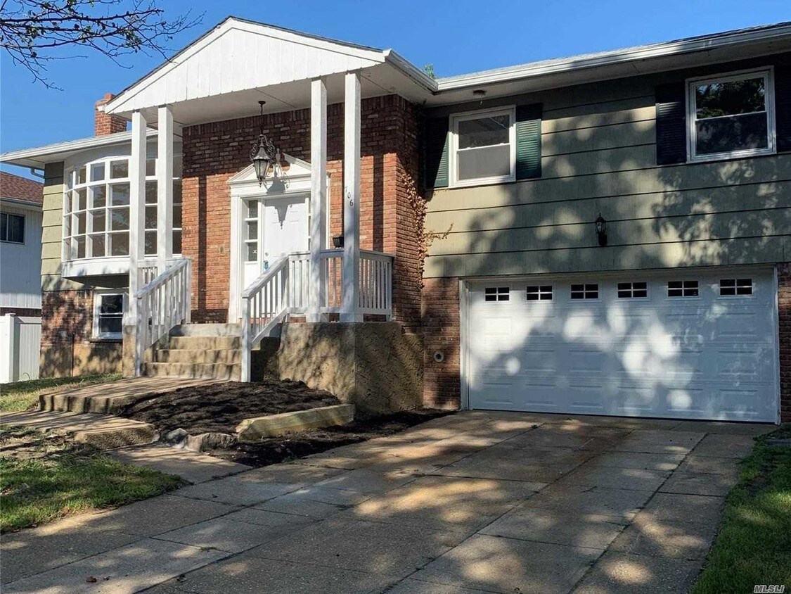 Primary Photo - 706 Golf Dr