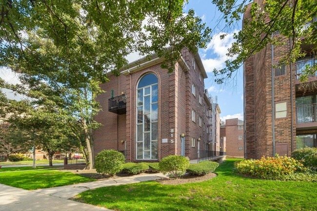 Building Photo - 815 Pearson St